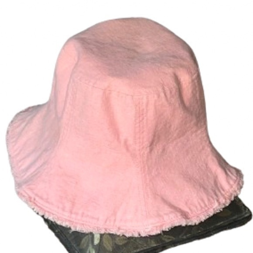 Peach and cream reversible bucket hat with frayed edges NWOT